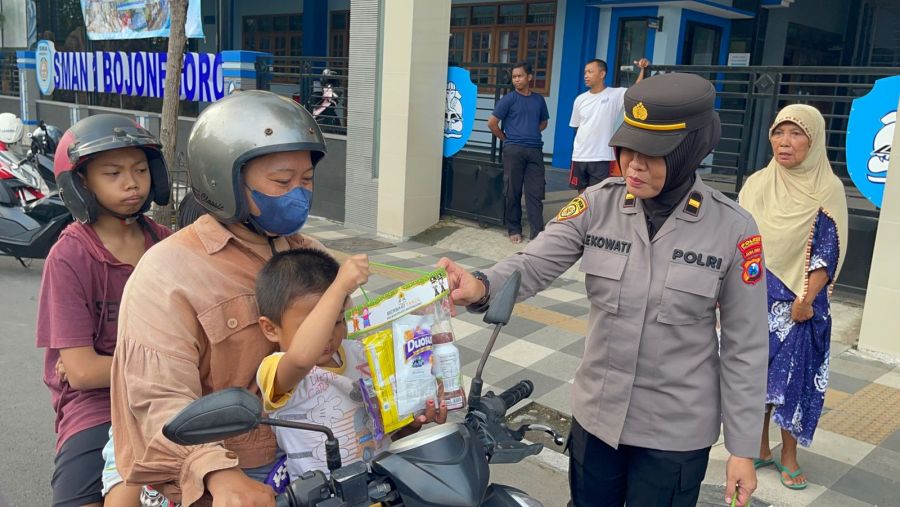 Berkah Ramadhan Polwan Polres Bojonegoro Bagikan Ratusan Takjil ke Pengguna Jalan