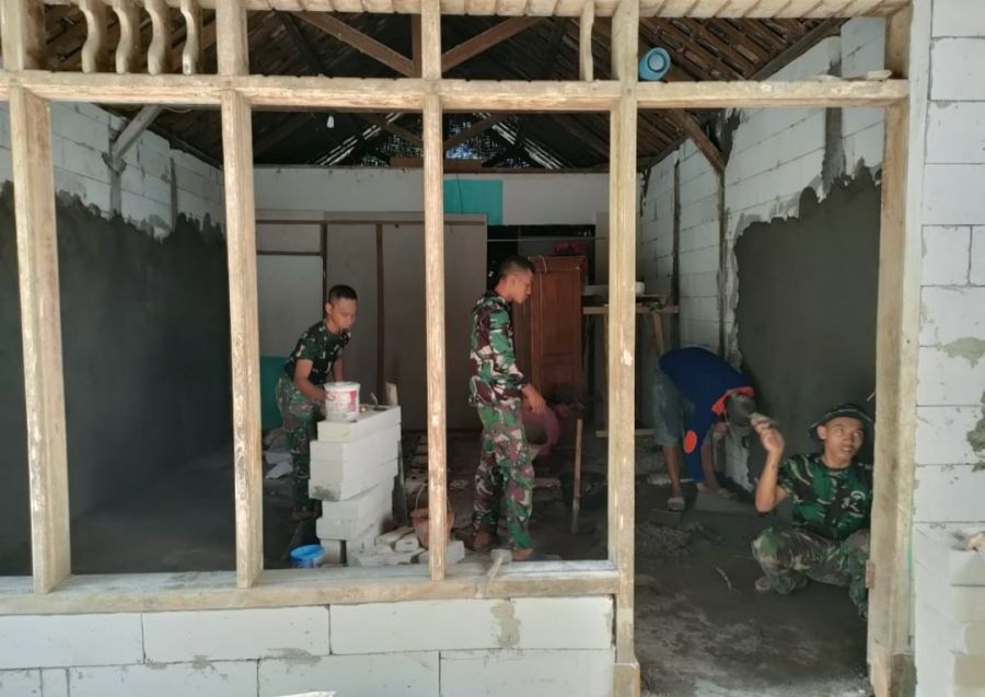 Berkat plester dinding yang dibuat Satgas TMMD, kini rumah ibu Antik nampak indah