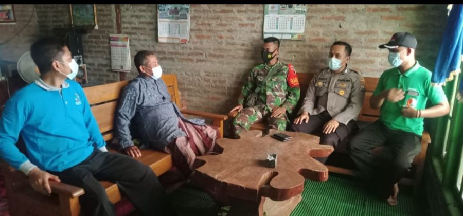 Bersama Babinsa dan Nakes Desa, Bhabinkamtibmas Berikan Edukasi Kesehatan Vaksinasi