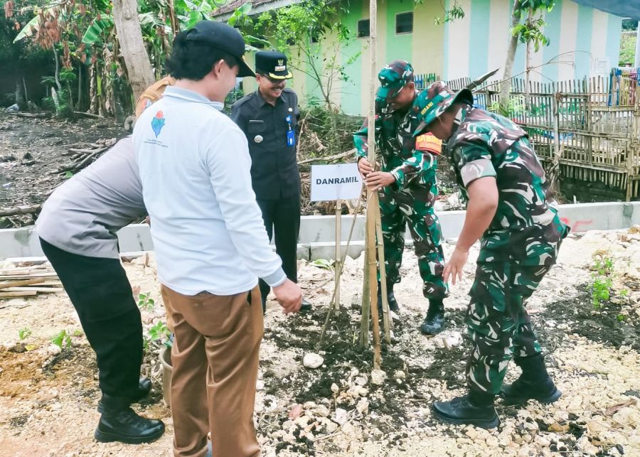Bersama Elemen Masyarakat, Babinsa Koramil Kalitidu Bojonegoro tanam Pohon Penghijauan