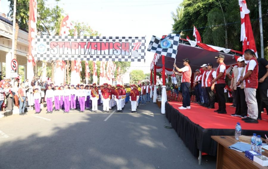 Bersama Forkopimda Kab Lamongan Dandim 0812/Lamongan turut melepas Peserta Gerak Jalan