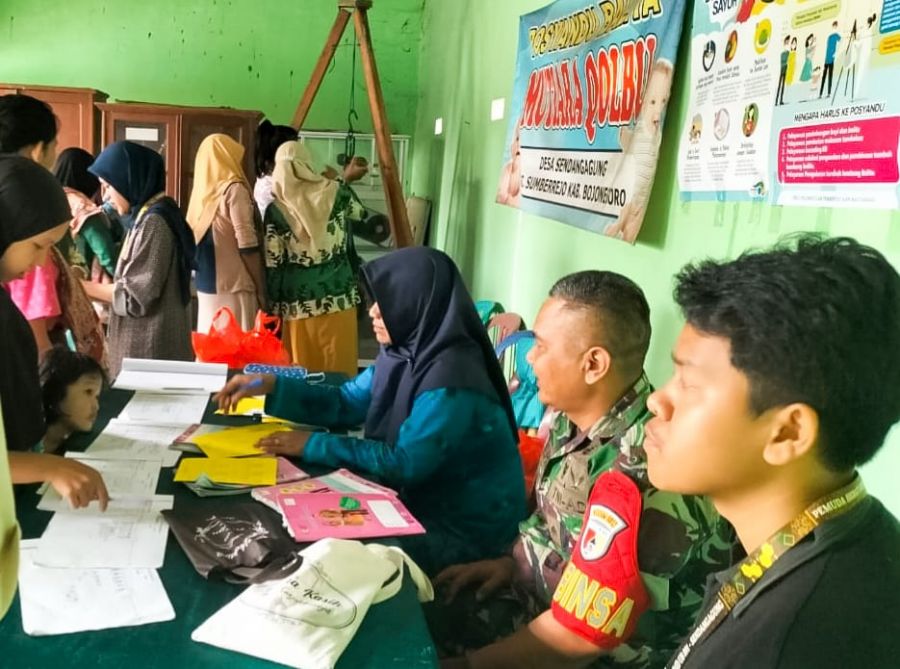 Bersama Mahasiswa KKN, Babinsa Sumberrejo Kodim 0813 Bojonegoro Dampingi kegiatan Posyandu Balita