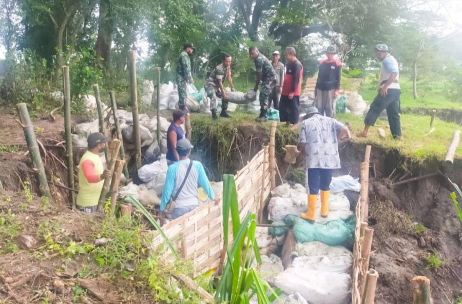 Bersama Masyarakat, Koramil Dander Kodim 0813 Bojonegoro Karya Bakti Perkuat Tanggul Sungai