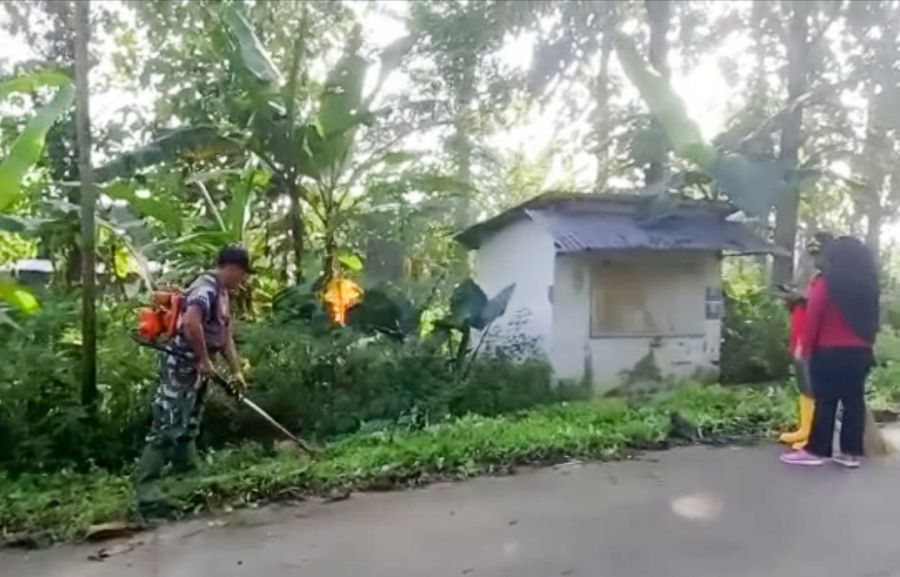 Bersama Masyarakat, Koramil Kedewan Kodim 0813 Bojonegoro Gotong Royong Bersihkan Jalan Poros Desa