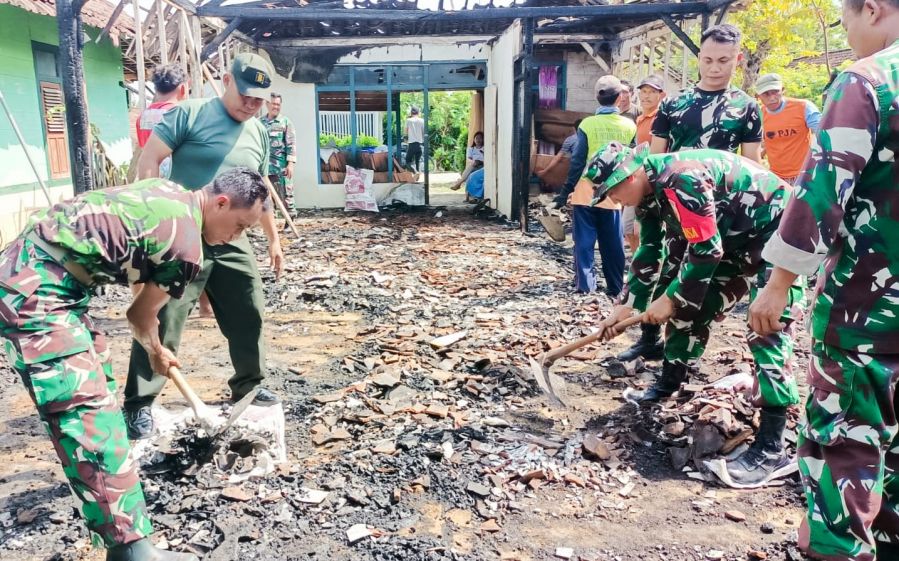 Bersama Warga Babatan Kedungsari Bersihkan Puing-Puing Rumah Terbakar