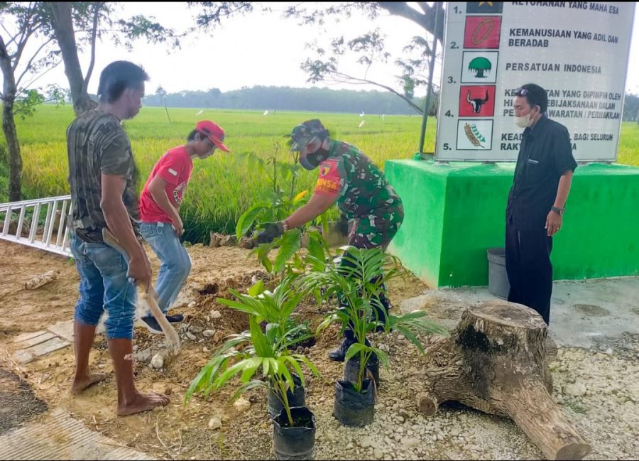 Bersama Warga, Babinsa Koramil Kalitidu Bojonegoro Karya Bakti dirikan Tugu Pancasila di Kampung Tol