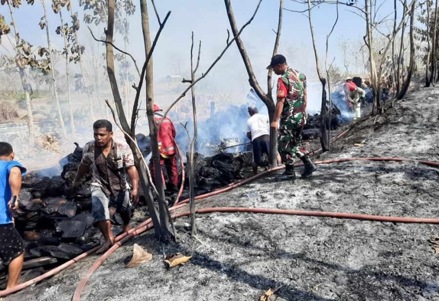 Bersama Warga, Babinsa Koramil Ngraho Kodim 0813 Bojonegoro dampingi Petugas Pantau Titik Api