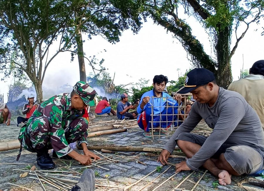 Bersama Warga Desa Sudah, Babinsa Koramil Malo Kodim 0813 Bojonegoro bersih-bersih Area Makam