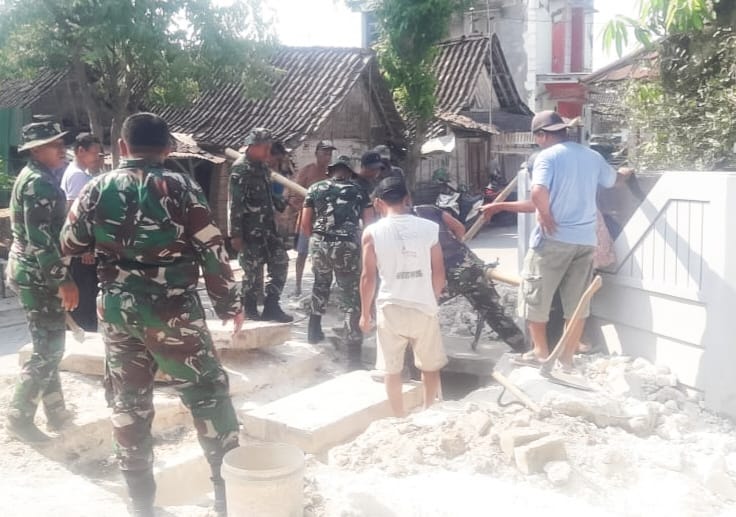 Bersama Warga Dusun Kabunan, Babinsa Koramil Balen Kodim 0813 Bojonegoro Bantu Perbaiki U-Ditch