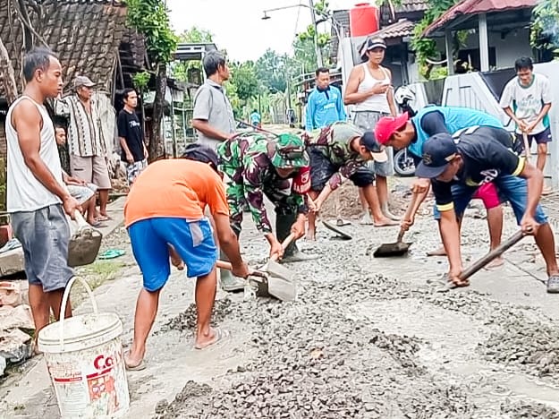 Bersama Warga Kabunan, Babinsa Koramil Balen Bojonegoro Karya Bakti Perbaiki Jembatan