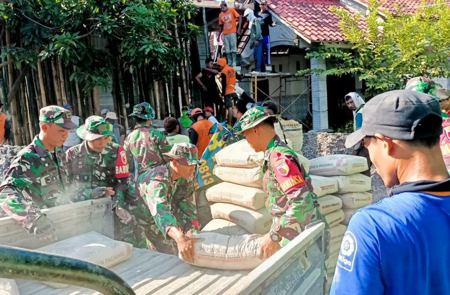 Bersama Warga Kedung Gampeng, Babinsa Koramil Temayang Bojonegoro bantu Pembangunan TPQ Al Falah