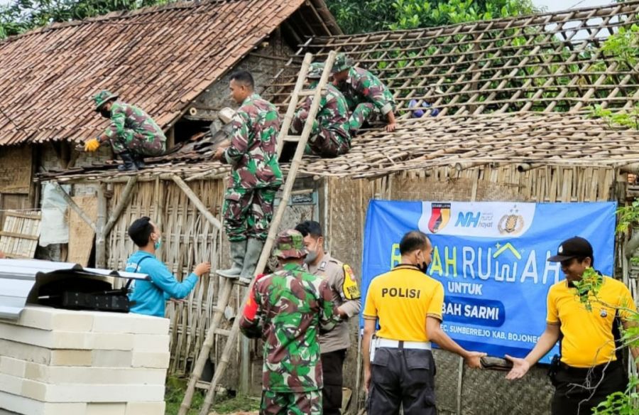 Bersama Warga Sambongrejo Sumberrejo, Babinsa Kodim Bojonegoro Gotong Royong bedah rumah Mbah Sarmi