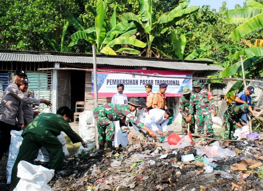 Bersama Warga, Satgas TMMD 120 Kodim 0813 Bojonegoro Bersih-bersih Area Pasar Taji
