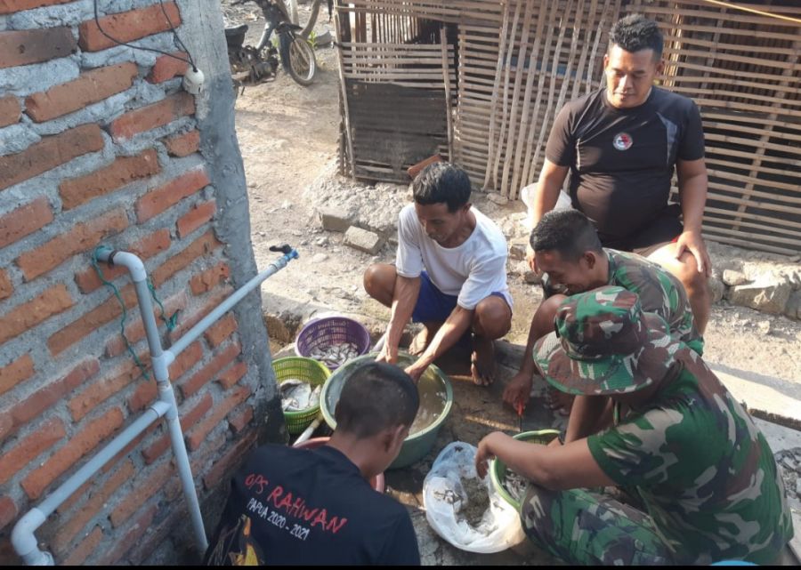 Bersihkan Ikan untuk dimasak Bersama Jadi Sarana Perkuat Silaturrahmi Anggota Satgas TMMD ke 114