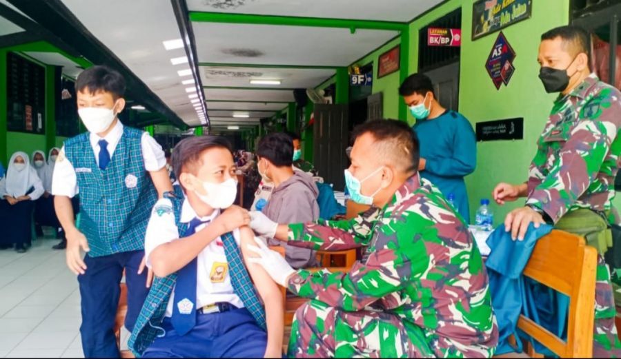 Bersinergi dengan Dinkes, Kodim Bojonegoro Vaksinasi Pelajar dan Masyarakat di Padangan