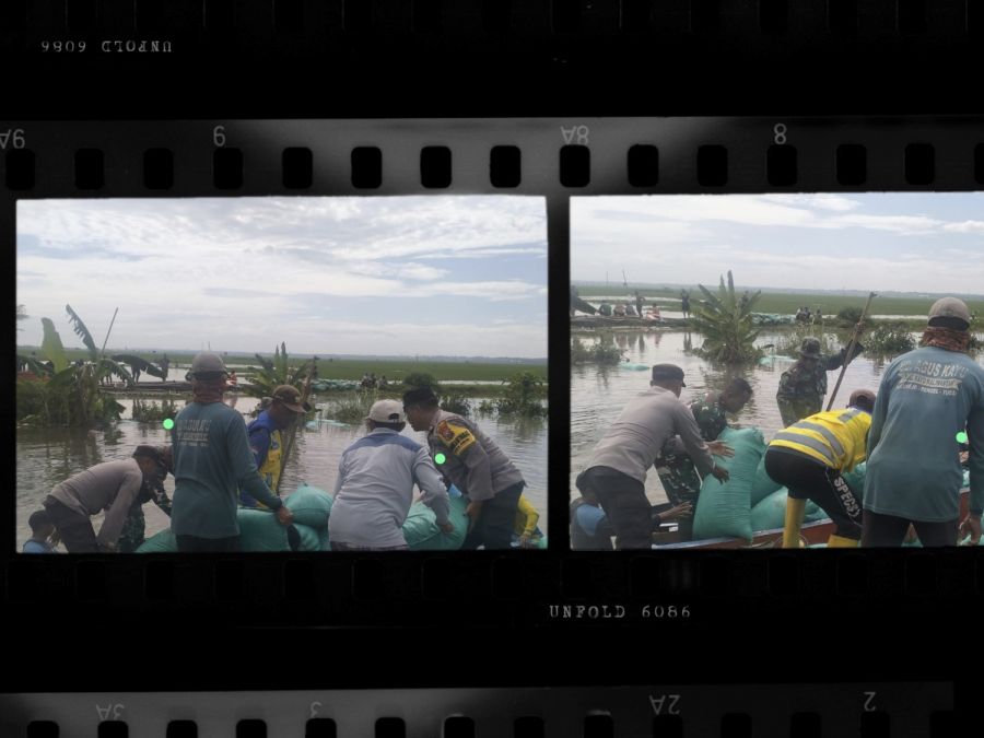 Bhabin Kamtibmas Polsek Kanor Bersama Warga Perbaiki Tangul Jebol di Desa Kedungprimpen