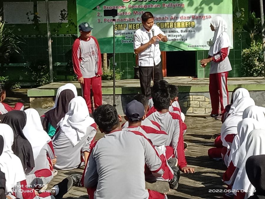 Bhabinkamtibmas, Babinsa dan Mantri Desa Karangdinoyo ini Kompak Datangi SMP N 2 Sumberrejo
