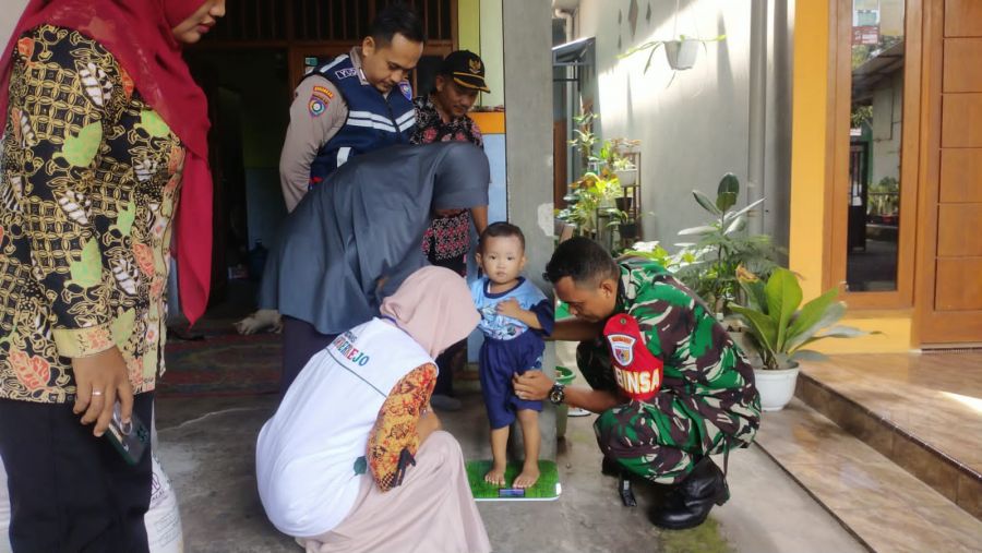 Bhabinkamtibmas Bersama Babinsa, Nakes dan Pemdes Sumberrejo Terjun Langsung Cek Balita Stunting