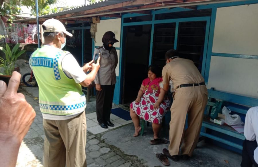 Bhabinkamtibmas Desa Kapas Dampingi Petugas Door to Door Vaksinasi Disabilitas Dan ODGJ