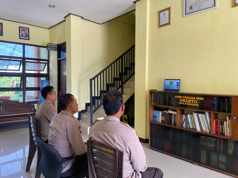 Bhabinkamtibmas Ikuti Zoom Meeting Korbinmas Baharkam Polri