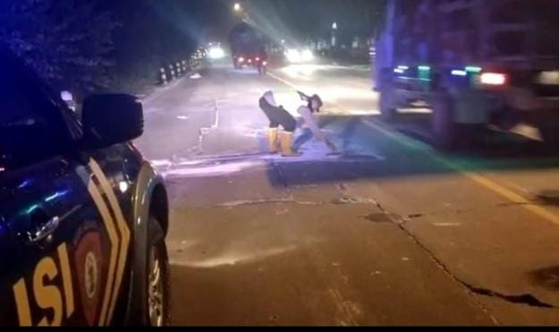 Bhabinkamtibmas Polsek Kalitidu Bersihkan Ceceran Bahan Meterial di Jalan