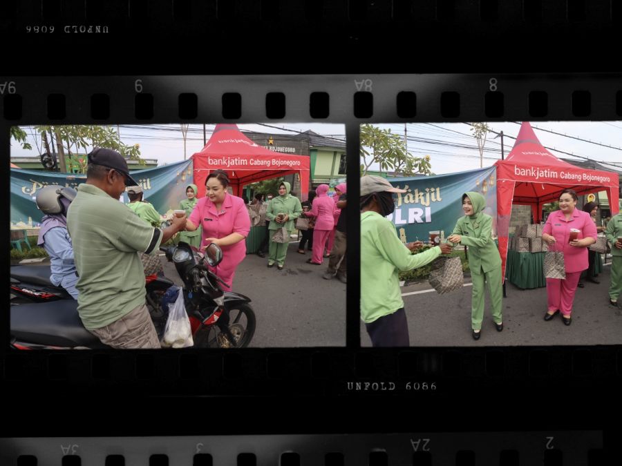 Bhayangkari dan Persit Kompak Bagikan Takjil kepada Masyarakat di Bojonegoro