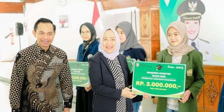 Bojonegoro Rakaprah, Bupati Anna Muawanah Terus Tambah Jumlah Penerima Beasiswa Prestasi