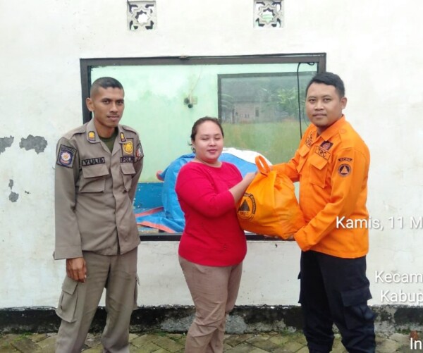 BPBD Bojonegoro Asesmen Dampak Angin Kencang di Sugihwaras, Beri Bantuan Sembako 
