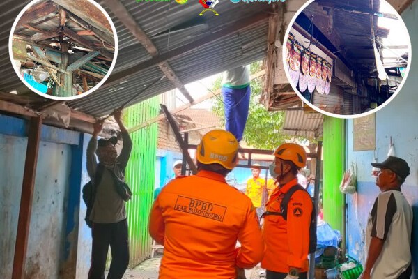 BPBD Bojonegoro Bersihkan Banyak Atap Lapuk di Pasar Lama