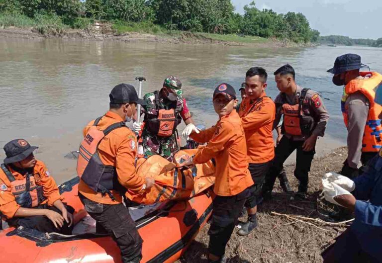 BPBD Bojonegoro Evakuasi Korbas Tengelam di Sunggai Bengawan Solo
