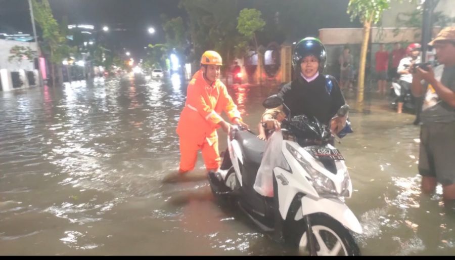 BPBD Bojonegoro Terjunkan Tim ke Titik-titik Genangan Air, Bantu Evakuasi Kendaraan dan Warga 