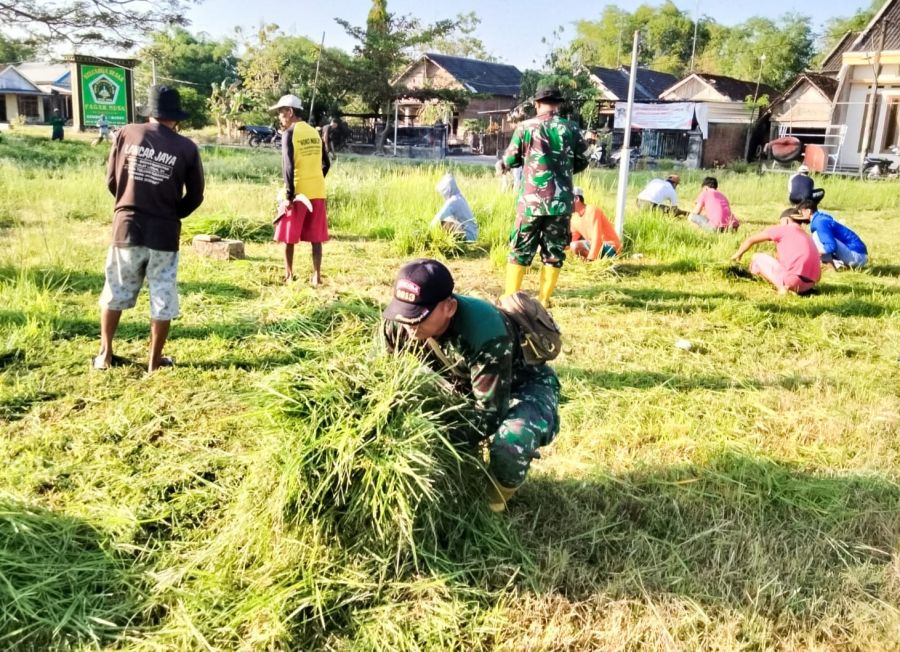 Babinsa Kepohbaru Kodim 0813 Bojonegoro Bersama Warga Bersihkan Lingkungan Desa Betet