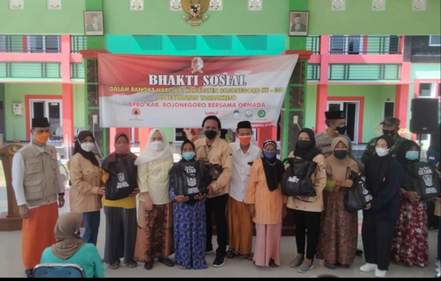 Bupati Anna Bersama Mahasiswa Serahkan Sembako Bagi Warga Kurang Mampu di 5 Kecamatan