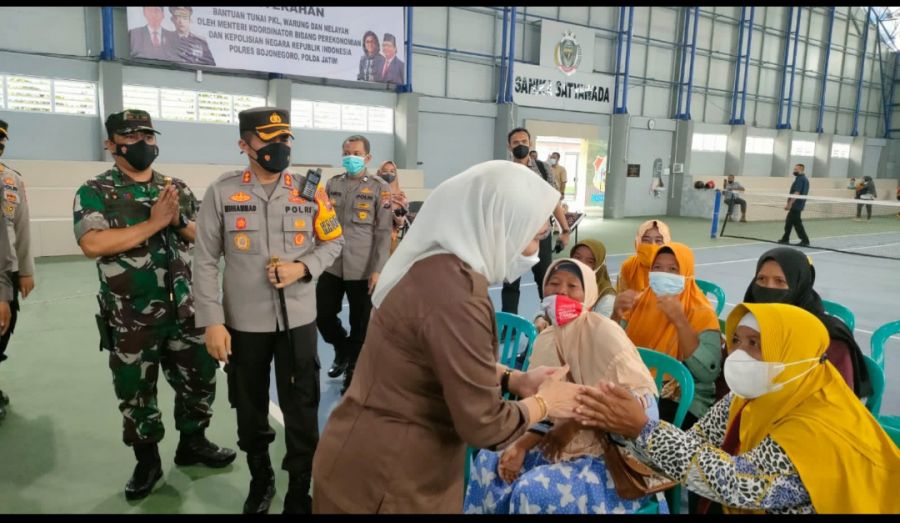 Bupati Anna Beserta Forkopimda Bojonegoro Salurkan Bantuan Tunai untuk 1.094 PKL
