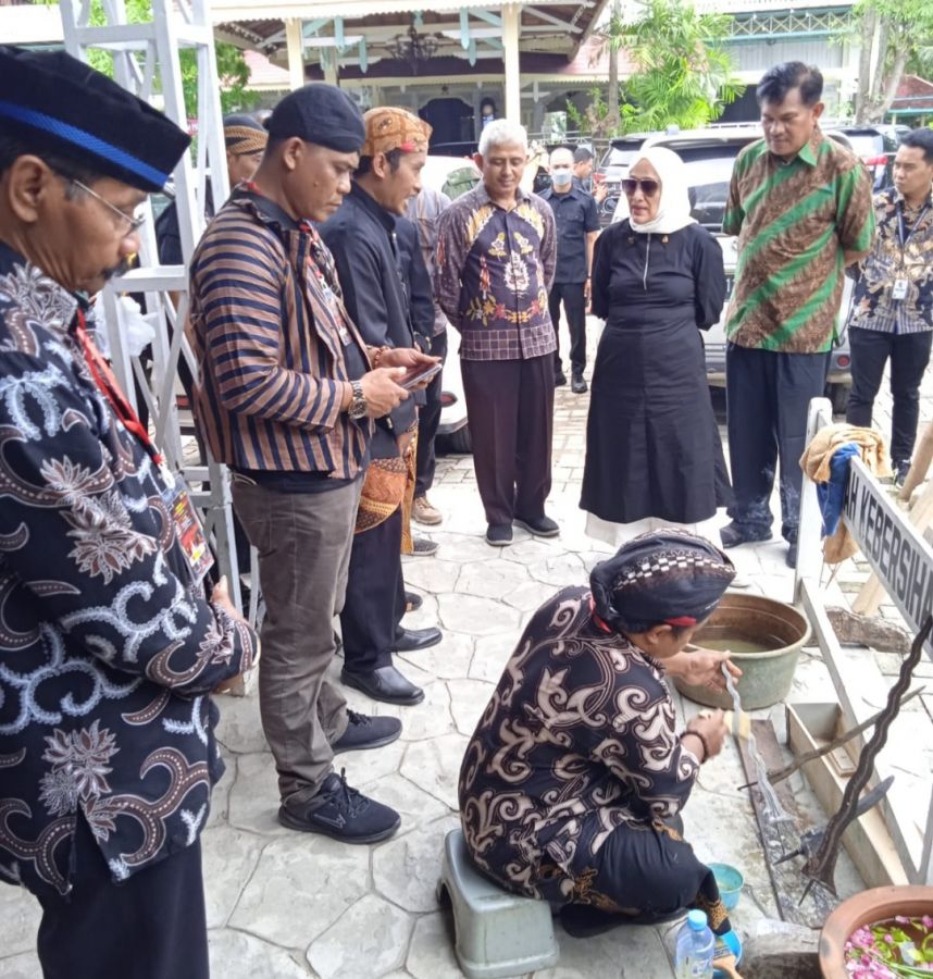 Bupati Anna Buka Gelar Pusaka Gugah Tuah Keris Khayangan Api