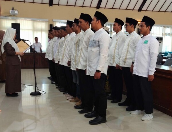 Bupati Anna Mu'awanah Lantik Pengurus FKPTMB Bojonegoro: Jadilah Agen Komunikasi Bidang Agama