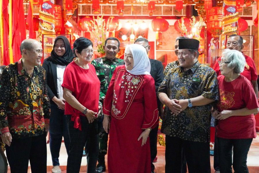 Bupati Anna Tampil Anggun Kenakan Outfit Tionghoa Nonton Wayang Bersama