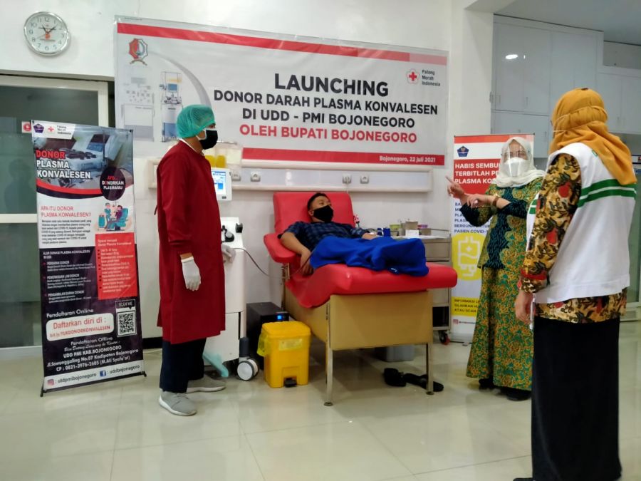 Bupati Anna Tinjau Langsung Kedatangan Alat Donor Plasma Konvalesen di UDD PMI Bojonegoro