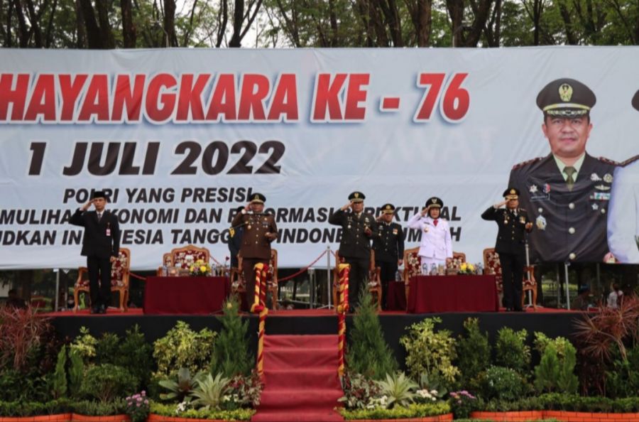 Bupati Beserta Forkopimda Bojonegoro Ikuti Upacara Puncak Hari Bhayangkara Ke-76 di Alun-alun