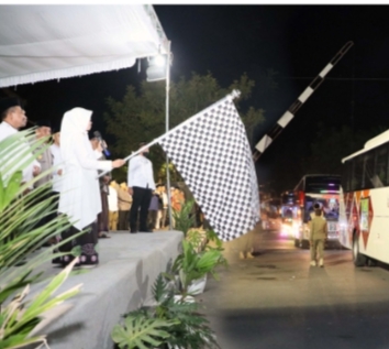 Bupati Blitar Rini Syarifah Berangkatkan Haji kloter 12-13