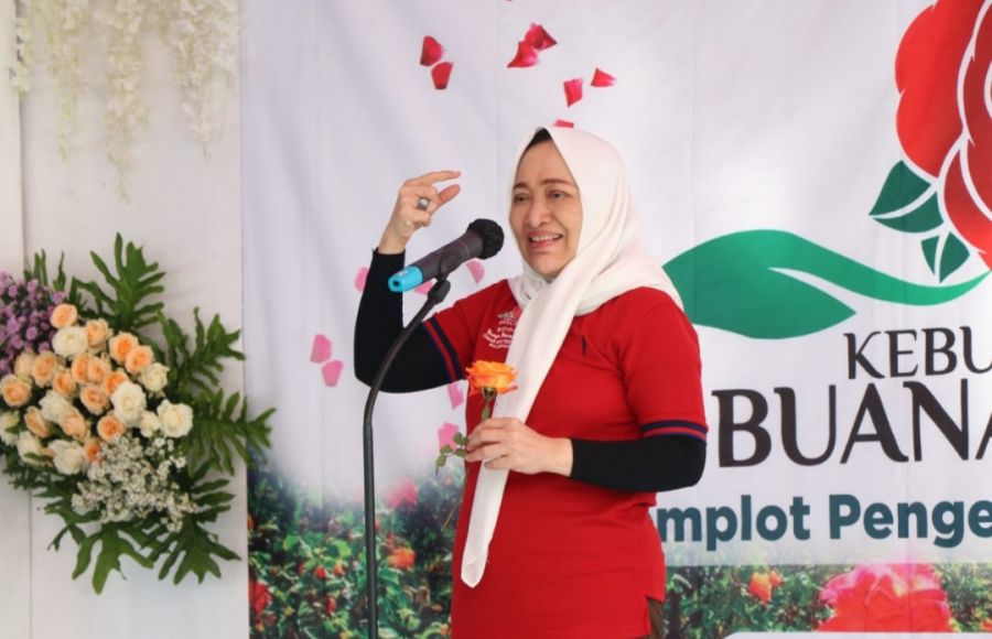 Bupati Bojonegoro Anna Mu'awanah Resmikan Kebun Mawar 