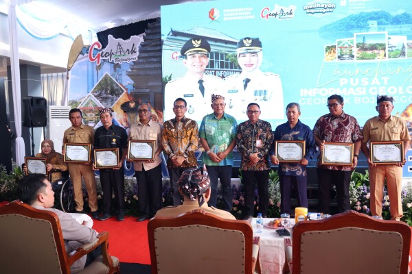 Bupati Bojonegoro Beri Penghargaan kepada 7 Tokoh Inspiratif, Aktif