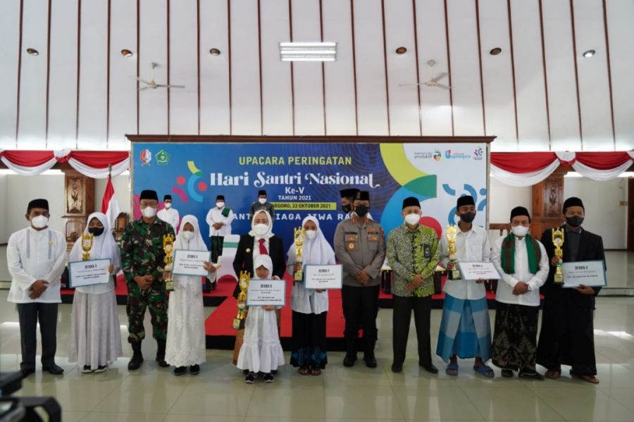Bupati Bojonegoro Beri Penghargaan kepada 7 Santri Berprestasi di Hari Santri Nasional (HSN)