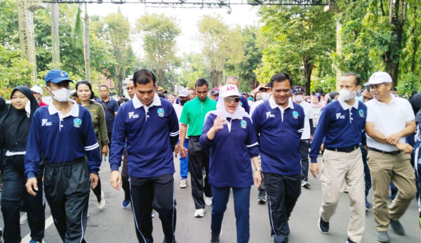 Bupati Bojonegoro bersama Ka. Bakorwil dan Forkopimda Ikuti Jalan Santai Hari Jadi Provinsi Jatim