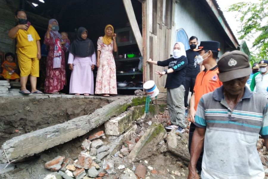 Bupati Bojonegoro Sigap Turun Langsung Pembuatan Dinding Darurat Dampak Longsor di Bupati Bojonegoro