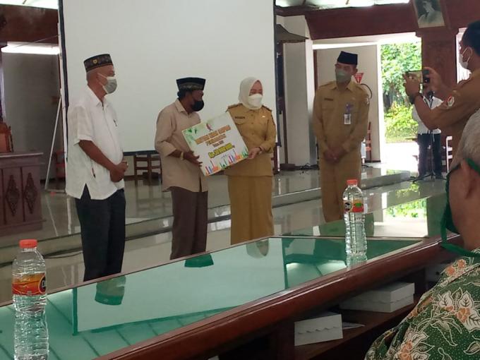 Bupati Bojonegoro Dr.Hj.Anna Muawanah Serahkan Bantuan Dana Hibah Untuk Musholla dan Masjid