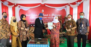 Bupati Bojonegoro Hadiri  Serah Terima Aset dari H.M. Suprapto Santoso untuk SDN 1 Karangsono