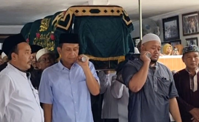 Bupati Bojonegoro Ikut Pikul Keranda Jenazah Istri Pendiri Ponpes Al-Rosyid