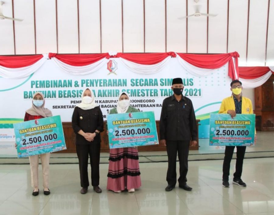 Bupati Bojonegoro Kembali Serahkan Bantuan Beasiswa Untuk Mahasiswa Tingkat Akhir