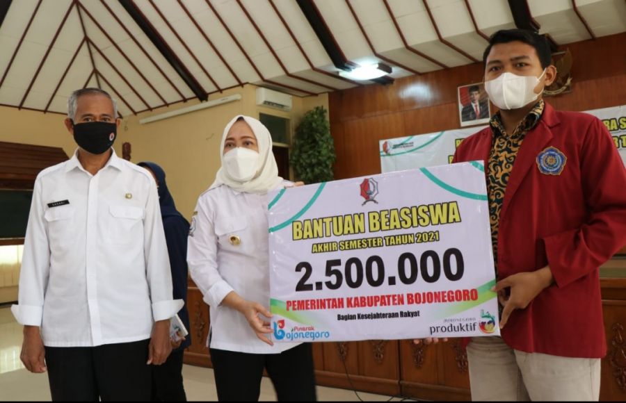 Bupati Bojonegoro Kembali Serahkan Bantuan Beasiswa, Untuk Mahasiswa Tingkat Akhir